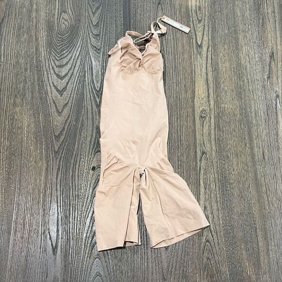 NWT Skims Everyday Sculpt Mid Thigh Bodysuit Shapewear Scoop Neck Clay Size M - Picture 4 of 4